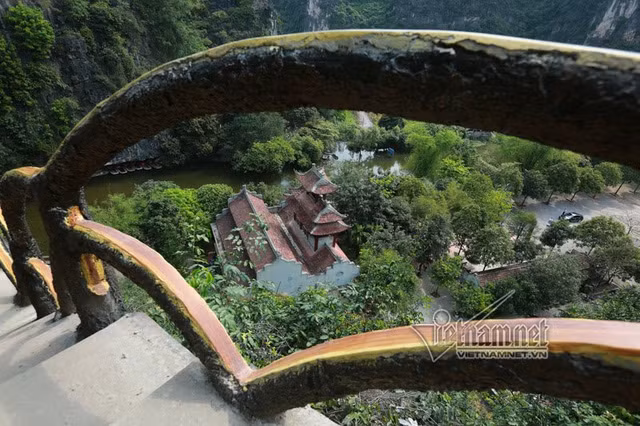 "Vạn lý trường thành" trái phép ở Tràng An là công trình bậc thang có tay vịn bằng bê-tông