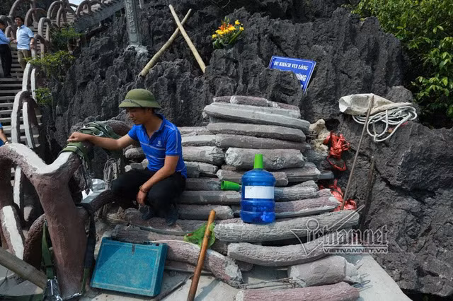 Số tay vịn, lan can tháo dỡ được chất thành đống.