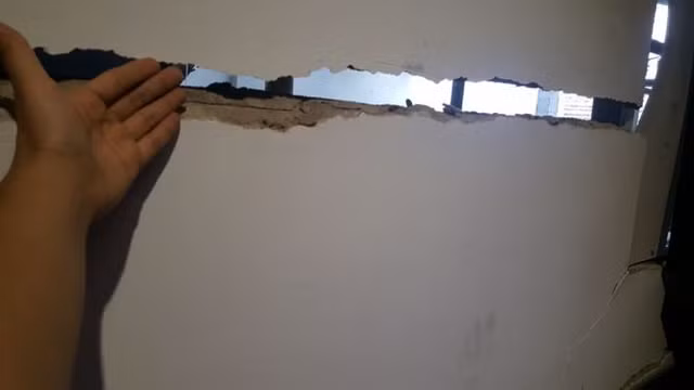 Nhiều căn nhà bị nứt rỗng có nguy cơ bị sập. Nhiều căn nhà bị nứt rỗng có nguy cơ bị sập.