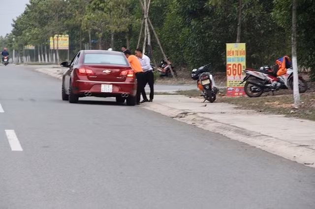 Những lời mời chào có cánh, chủ đầu tư khu đô thị này là Công ty TDC thuộc Tổng công ty Becamex Bình Dương lâu nay được mệnh danh là "ông trùm" bất động sản nhưng thực tế lại khác ra.