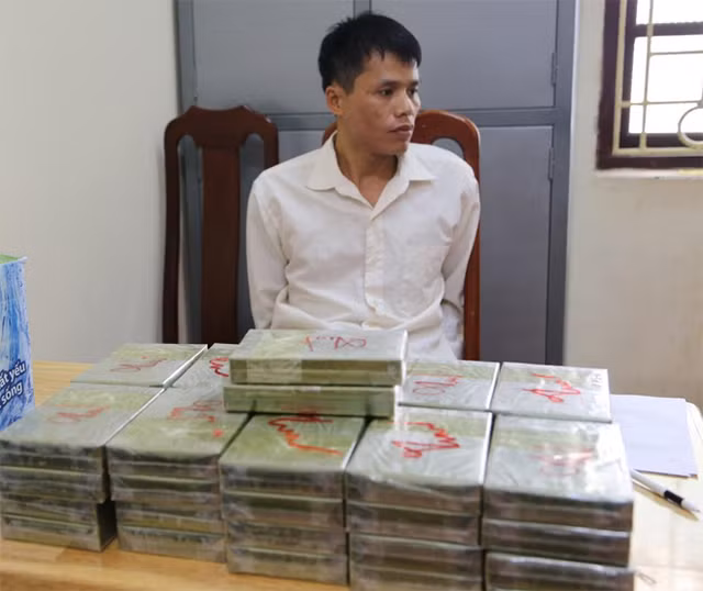 “Cửu vạn” vận chuyển 52 bánh heroin giá 100 triệu sa lưới “Cuu van” van chuyen 52 banh heroin gia 100 trieu sa luoi