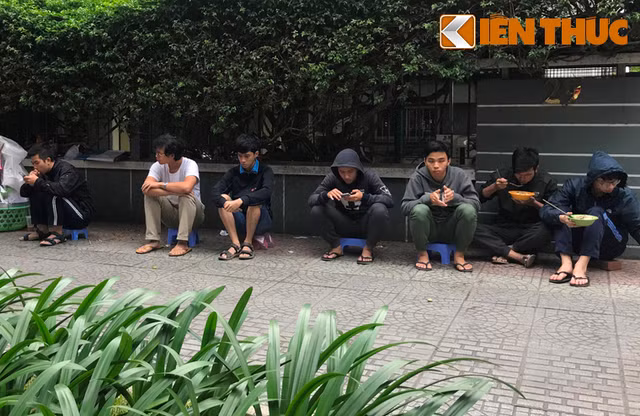 Người dân TP.HCM co ro trong không khí lạnh suốt nhiều ngày qua. Người dân TP.HCM co ro trong không khí lạnh suốt nhiều ngày qua.