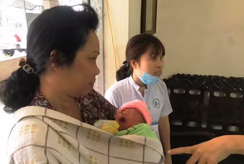 Bé trai sơ sinh được đại diện UBND phường Tân Tạo, quận Bình Tân bàn giao cho Làng Thiếu niên Thủ Đức. Bé trai sơ sinh được đại diện UBND phường Tân Tạo, quận Bình Tân bàn giao cho Làng Thiếu niên Thủ Đức.