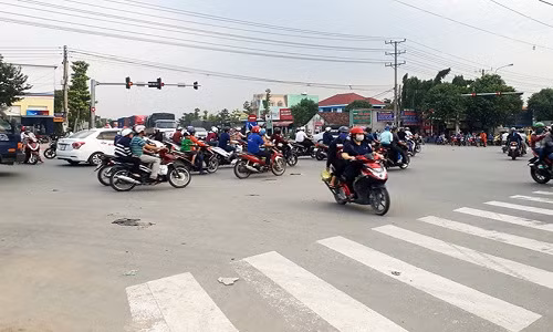 Tài xế ôtô túm áo, đấm liên tiếp vào mặt thiếu úy CSGT Tai xe oto tum ao, dam lien tiep vao mat thieu uy CSGT