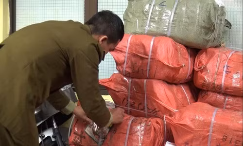 Cả tấn bao bì không rõ nguồn gốc bị phát hiện. Cả tấn bao bì không rõ nguồn gốc bị phát hiện.