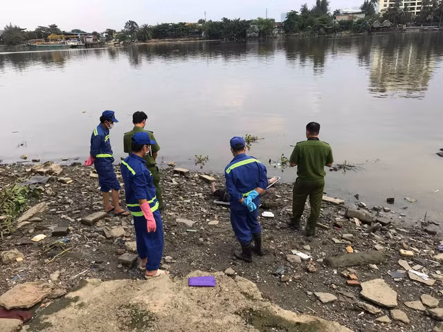 Bất thường hai thi thể nam giới trôi trên sông Sài Gòn Bat thuong hai thi the nam gioi troi tren song Sai Gon