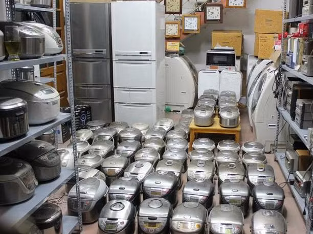 Giám đốc ngân hàng nhà toàn dùng đồ second-hand đổ bãi Giam doc ngan hang nha toan dung do second-hand do bai
