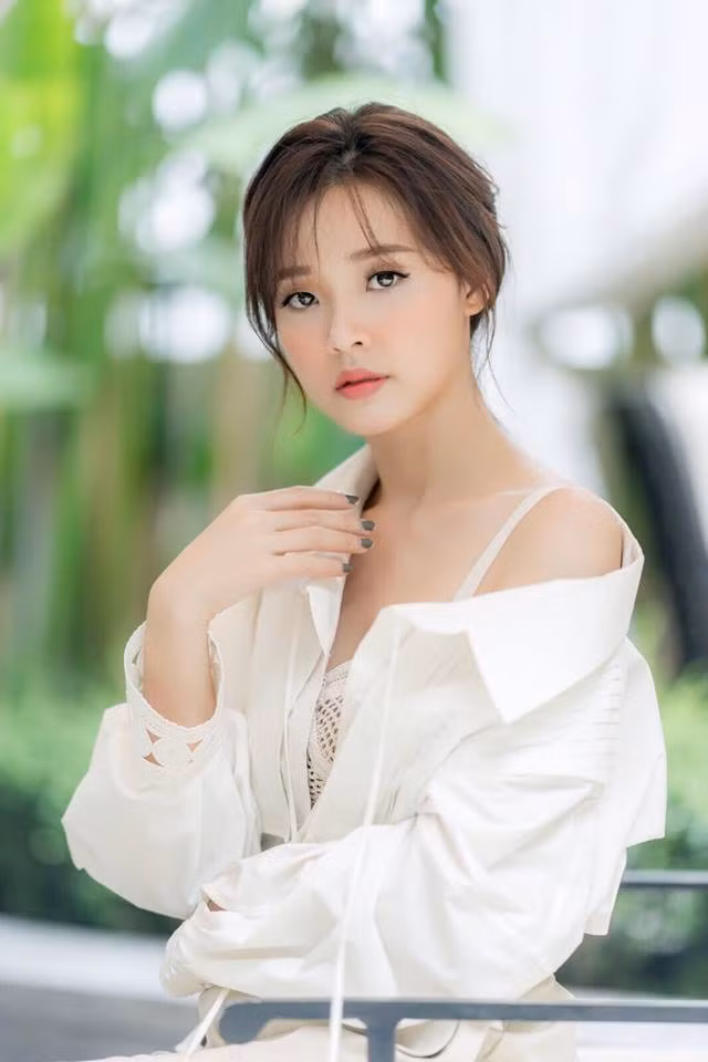 Midu khoe ảnh mặt mộc đập tan tin đồn "dao kéo"? Midu khoe anh mat moc dap tan tin don "dao keo"?