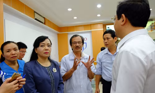 Bộ trưởng Bộ Y tế Nguyễn Thị Kim Tiến kiểm tra một số phòng khám có yếu tố nước ngoài tại TP.HCM. Bộ trưởng Bộ Y tế Nguyễn Thị Kim Tiến kiểm tra một số phòng khám có yếu tố nước ngoài tại TP.HCM.