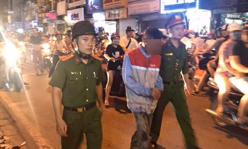 Kinh hoang nguoi dan ong dam vo cu truoc mat con trai 6 tuoi