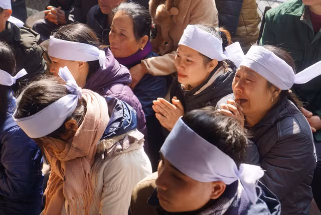 Những người thân của Hải khóc nghẹn trong đám tang tiễn đưa chàng nam sinh về nơi an nghỉ cuối cùng. Ảnh: Zing.vn.