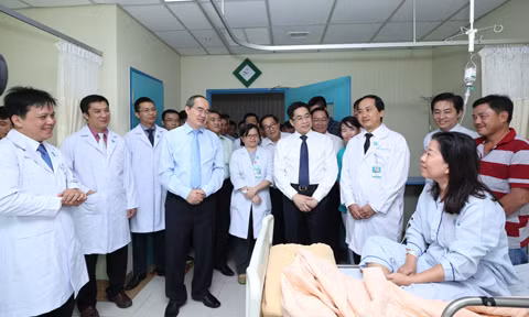 Bí thư Nguyễn Thiện Nhân thăm hỏi người bệnh đang nằm điều trị nội trú tại bệnh viện. Bí thư Nguyễn Thiện Nhân thăm hỏi người bệnh đang nằm điều trị nội trú tại bệnh viện.