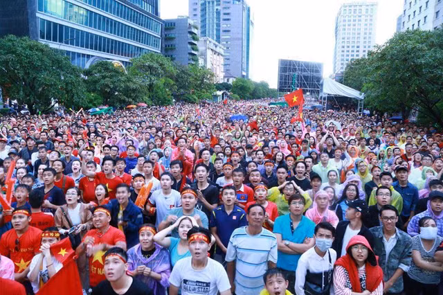 Tại phố đi bộ Nguyễn Huệ, TP Hồ Chí Minh cũng bố trí màn hình để người dân đến xem và cổ vũ.