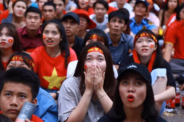 Nhiều người tỏ ra tiếc nuối khi trọng tài thổi còi kết thúc trận đấu.