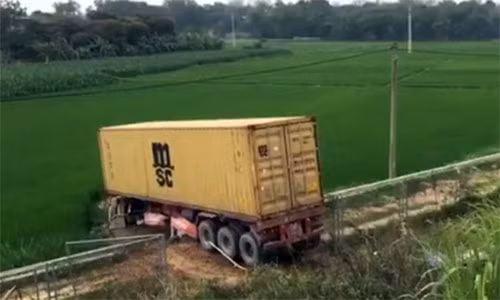 Chiếc container bay xuống ruộng. Chiếc container bay xuống ruộng.