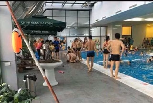Bé 5 tuổi chết đuối thương tâm ở bể bơi Fitness Garden, Hà Nội Be 5 tuoi chet duoi thuong tam o be boi Fitness Garden, Ha Noi