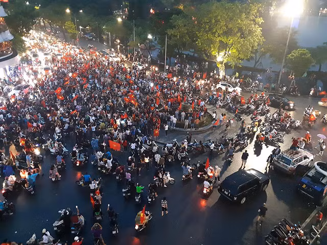 Hà Nội lúc này đang có mưa nhưng không thể ngăn nổi người hâm mộ ra đường, dù các cầu thủ của chúng ta nhận thua 1-3 trước Hàn Quốc.