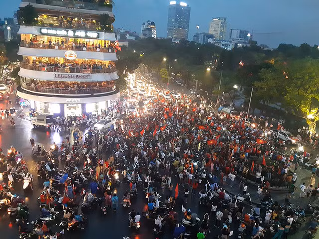 Người hâm mộ bóng đá Việt Nam bắt đầu tập trung về khu vực hồ Hoàn Kiếm.