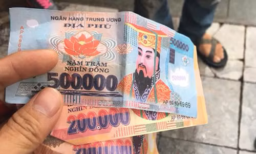 Tiền âm phủ mà khách du lịch tố bị lừa. Tiền âm phủ mà khách du lịch tố bị lừa.