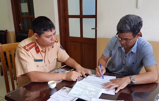 Tài xế xe biển “ngũ quý” chạy ngược chiều hầm Kim Liên khai gì? Tai xe xe bien “ngu quy” chay nguoc chieu ham Kim Lien khai gi?