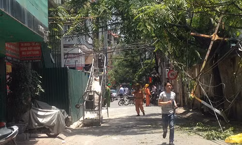 Kinh hoàng rơi thang máy, đè người ngồi trà đá ở HN Kinh hoang roi thang may, de nguoi ngoi tra da o HN