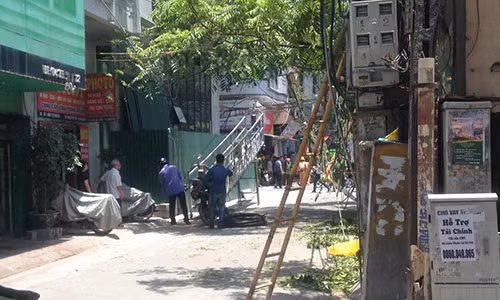Kinh hoàng rơi thang máy, đè người ngồi trà đá ở HN - Hình 4 Kinh hoang roi thang may, de nguoi ngoi tra da o HN-Hinh-4