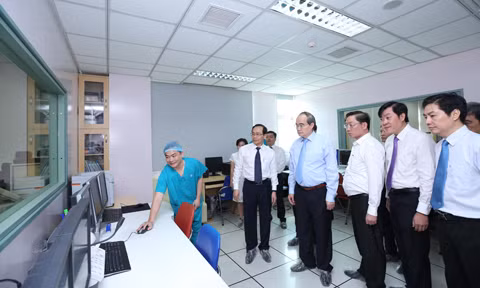 Bí thư Thành ủy TP.HCM thăm, chúc mừng các bác sĩ, điều dưỡng, nhân viên y tế tại BV Đại học y dược TP.HCM Bí thư Thành ủy TP.HCM thăm, chúc mừng các bác sĩ, điều dưỡng, nhân viên y tế tại BV Đại học y dược TP.HCM