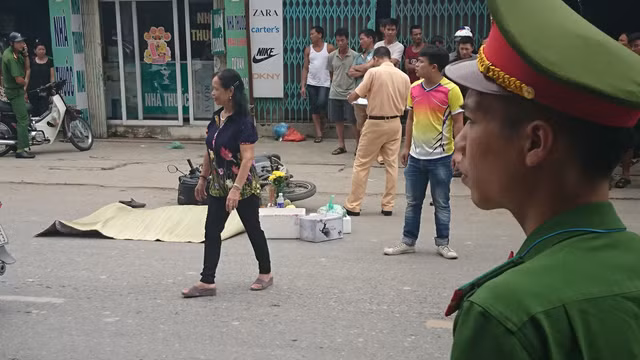 Bị xe container cuốn vào gầm, người đàn ông mặc áo Grab chết thảm Bi xe container cuon vao gam, nguoi dan ong mac ao Grab chet tham