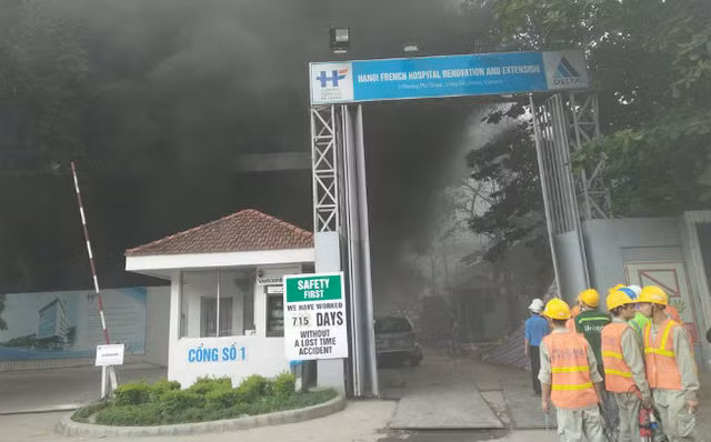 Như Kiến Thức đã đưa tin, khoảng 14h25, công trình bên trong Bệnh viện Việt Pháp, phố Phương Mai (Hà Nội) bất ngờ bốc cháy dữ dội. Như Kiến Thức đã đưa tin, khoảng 14h25, công trình bên trong Bệnh viện Việt Pháp, phố Phương Mai (Hà Nội) bất ngờ bốc cháy dữ dội.