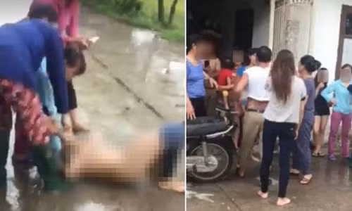 Hình ảnh người phụ nữ cho là "cặp kè" với chồng người khác đang bị người vợ "đánh ghen", lột đồ giữa đường. Ảnh cắt từ clip. Hình ảnh người phụ nữ cho là "cặp kè" với chồng người khác đang bị người vợ "đánh ghen", lột đồ giữa đường. Ảnh cắt từ clip.