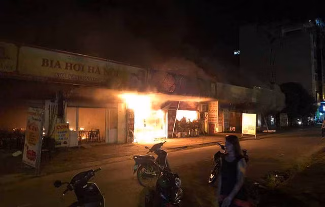 Hiện trường khói lửa cháy khủng khiếp loạt ki ốt ở Lai Xá, Hoài Đức Hien truong khoi lua chay khung khiep loat ki ot o Lai Xa, Hoai Duc