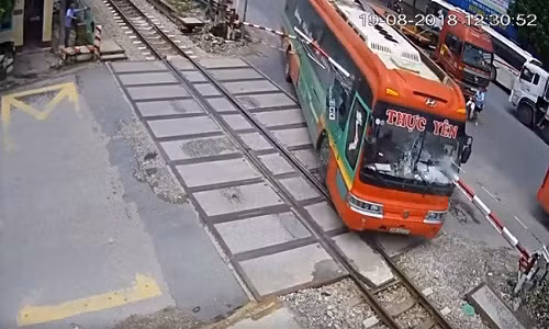 Hãi hùng xe khách tông gác chắn tàu, hành khách thoát chết trong gang tấc Hai hung xe khach tong gac chan tau, hanh khach thoat chet trong gang tac