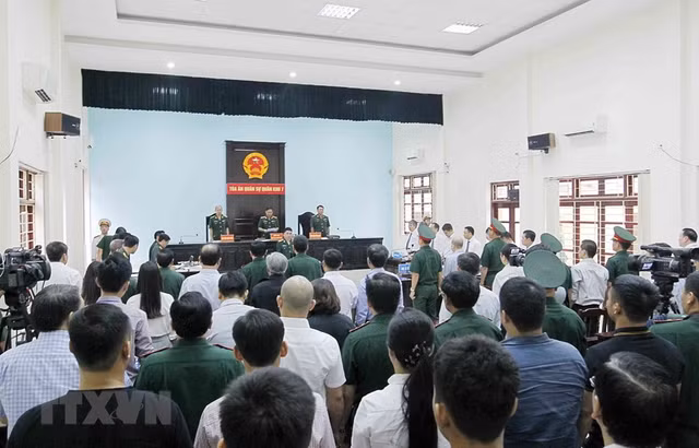 Quang cảnh phiên tòa xét xử Đinh Ngọc Hệ.