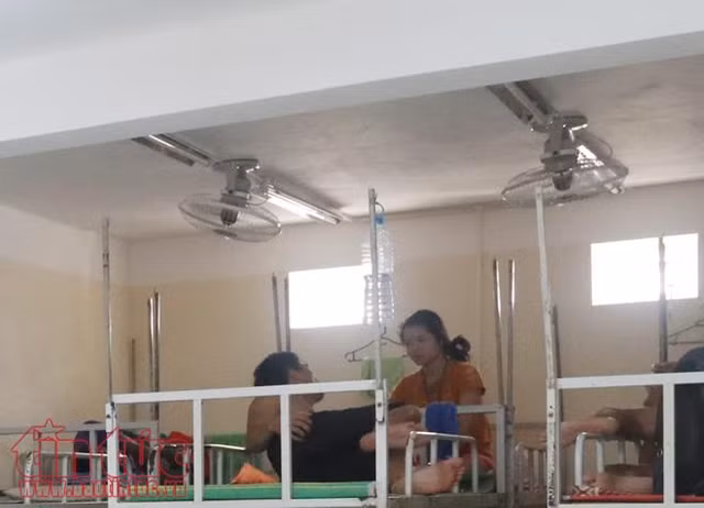 Các giường tầng được trang bị đầy đủ chiếu, màn, hệ thống quạt điện mát mẻ. Giữa tiết trời oi ả, người nhà đi chăm bệnh nhân cũng bớt cực hơn. Các giường tầng được trang bị đầy đủ chiếu, màn, hệ thống quạt điện mát mẻ. Giữa tiết trời oi ả, người nhà đi chăm bệnh nhân cũng bớt cực hơn.