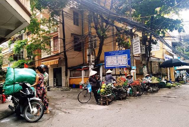 Ảnh: Nhức nhối xe bán trái cây lấn chiếm lòng đường ở HN Anh: Nhuc nhoi xe ban trai cay lan chiem long duong o HN
