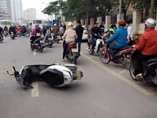 Xe đưa tang gây tai nạn liên hoàn khiến một người chết ở HN - Hình 2 Xe dua tang gay tai nan lien hoan khien mot nguoi chet o HN-Hinh-2