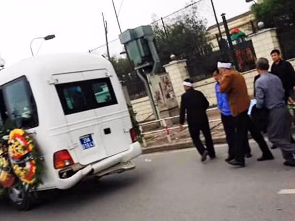 Xe đưa tang gây tai nạn liên hoàn khiến một người chết ở HN - Hình 3 Xe dua tang gay tai nan lien hoan khien mot nguoi chet o HN-Hinh-3