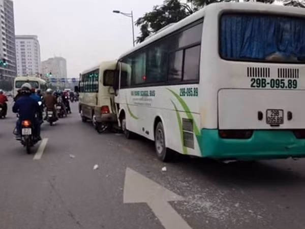 Xe đưa tang gây tai nạn liên hoàn khiến một người chết ở HN Xe dua tang gay tai nan lien hoan khien mot nguoi chet o HN