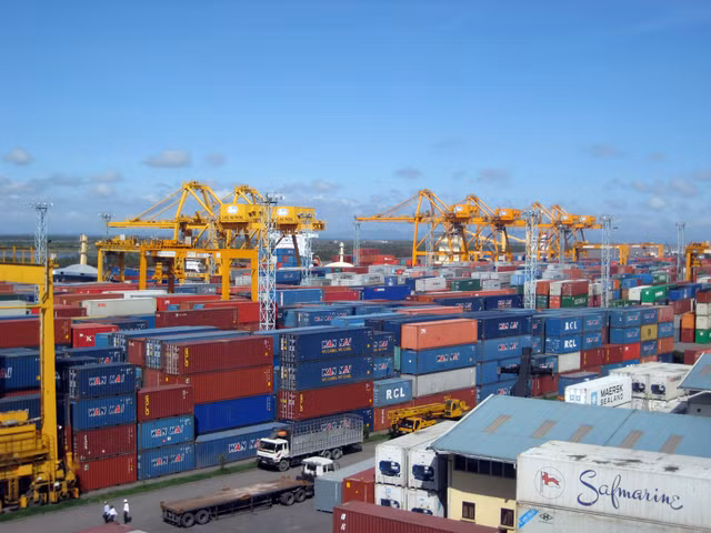 Việc thu phí sử dụng công trình kết cấu hạ tầng cảng biển của TP Hải Phòng khiến doanh nghiệp phản ứng. Ảnh Internet. Việc thu phí sử dụng công trình kết cấu hạ tầng cảng biển của TP Hải Phòng khiến doanh nghiệp phản ứng. Ảnh Internet.