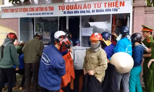 Tủ quần áo quân - dân: Món quà ý nghĩa trên đường phố Tu quan ao quan - dan: Mon qua y nghia tren duong pho