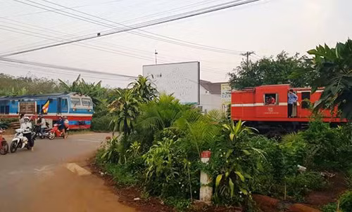 Tàu khách và tàu hàng dừng tàu kịp thời khi cả 2 đoàn tàu chỉ cách đối đầu nhau khoảng 10m. Tàu khách và tàu hàng dừng tàu kịp thời khi cả 2 đoàn tàu chỉ cách đối đầu nhau khoảng 10m.