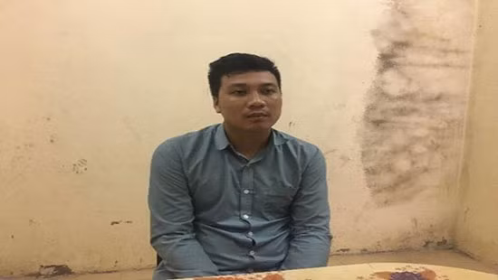 Gã tài xế hiếp dâm bé gái 13 tuổi ngay trên xe taxi Ga tai xe hiep dam be gai 13 tuoi ngay tren xe taxi