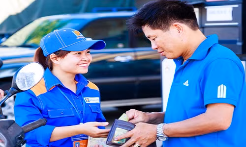 Petrolimex chi hơn 2 nghìn tỷ đồng trả lương nhân viên Petrolimex chi hon 2 nghin ty dong tra luong nhan vien