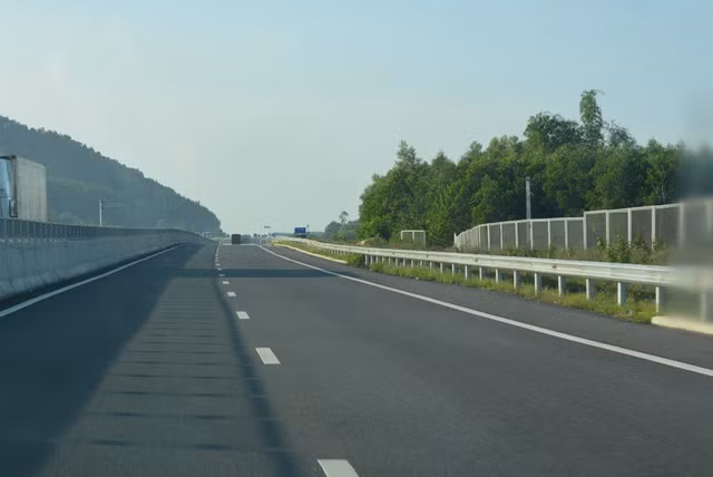 Cao tốc 34.000 tỷ vừa thông xe đã hỏng thu phí trở lại từ ngày mai Cao toc 34.000 ty vua thong xe da hong thu phi tro lai tu ngay mai
