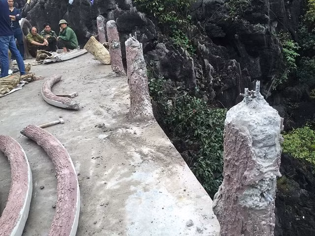 Tay vịn cầu thang lên núi Cái Hạ được cắt gọt.