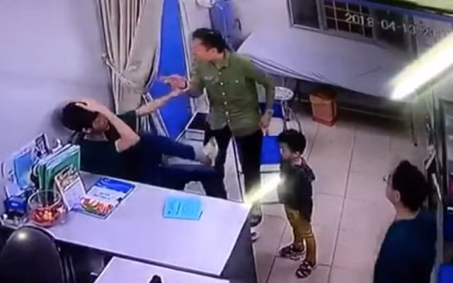 Bác sĩ BV Xanh Pôn bị hành hung: Yêu cầu công an vào cuộc Bac si BV Xanh Pon bi hanh hung: Yeu cau cong an vao cuoc