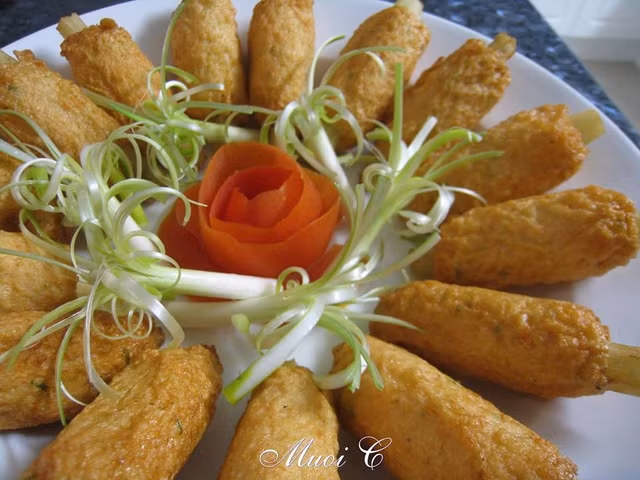 Nguyên liệu làm chạo tôm: -1 kg tôm -1 lòng trắng trứng gà -1 thìa cà phê bột tỏi -1 thìa cà phê tiêu -1 thìa cà phê đường -1 thìa cà phê bột ngọt -1/2 thìa cà phê muối -2 thìa canh (40 ml) bột bắp -2 thìa canh dầu ăn (không dùng dầu ô liu) -5 gốc hành lá có một chút phần màu xanh của lá hành, cắt nhỏ -16 khúc mía chẻ nhỏ bằng ngón tay cái, dài 14 cm Nguyên liệu làm chạo tôm: -1 kg tôm -1 lòng trắng trứng gà -1 thìa cà phê bột tỏi -1 thìa cà phê tiêu -1 thìa cà phê đường -1 thìa cà phê bột ngọt -1/2 thìa cà phê muối -2 thìa canh (40 ml) bột bắp -2 thìa canh dầu ăn (không dùng dầu ô liu) -5 gốc hành lá có một chút phần màu xanh của lá hành, cắt nhỏ -16 khúc mía chẻ nhỏ bằng ngón tay cái, dài 14 cm