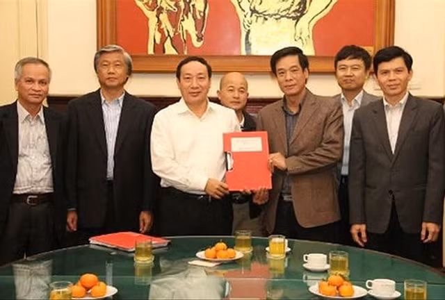 Ông Ðinh Ngọc Hệ (Út “trọc” - đứng giữa, hàng sau) sẽ ra tòa vào ngày 30/7 tới. Ông Ðinh Ngọc Hệ (Út “trọc” - đứng giữa, hàng sau) sẽ ra tòa vào ngày 30/7 tới.
