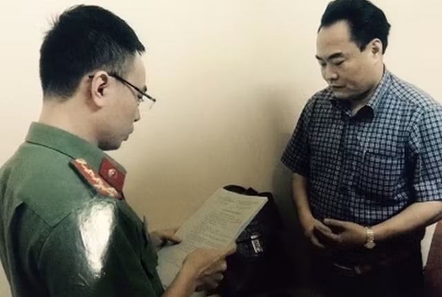 Đối tượng Trần Đức Trung nghe đọc lệnh bắt. Nguồn ảnh: ANTĐ Đối tượng Trần Đức Trung nghe đọc lệnh bắt. Nguồn ảnh: ANTĐ