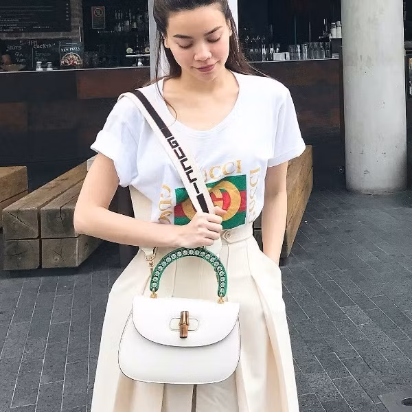 Là đại sứ thương hiệu thời trang Gucci tại Việt Nam, Hồ Ngọc Hà sở hữu rất nhiều mẫu túi của thương hiệu đình đám này. Diện set đồ lấy tông màu trắng làm chủ đạo, phụ kiện là túi xách kèm theo cũng được cô lựa chọn theo lối ton-sur-ton đồng điệu. Thiết kế túi xách xa xỉ này là sản phẩm mới nhất nằm trong BST của Gucci trị giá 5.830 USD (khoảng 132 triệu VND).